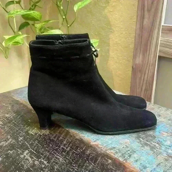 Salvatore Ferragamo beautiful booties with leather bow size 8 🖤 - Picture 6 of 6